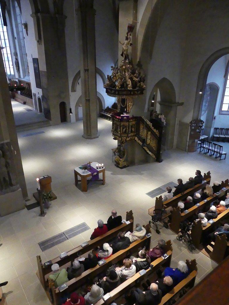 Blick von der Empore in die voll besetzte Kirche