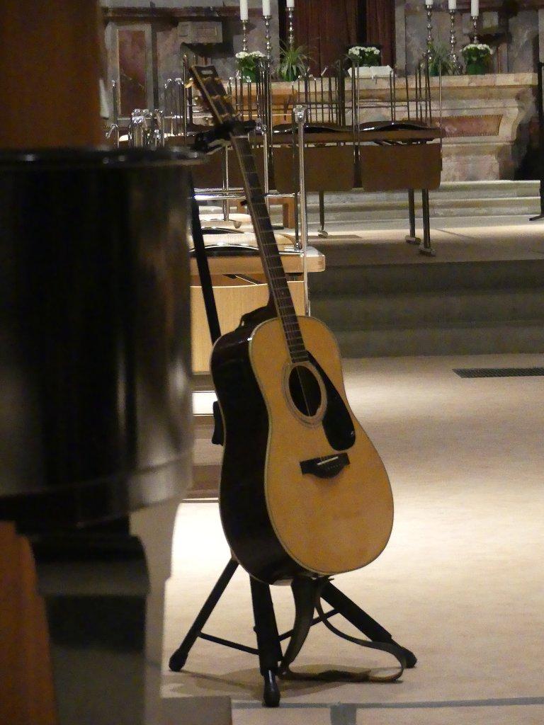 eine Gitarre steht in der Kirche