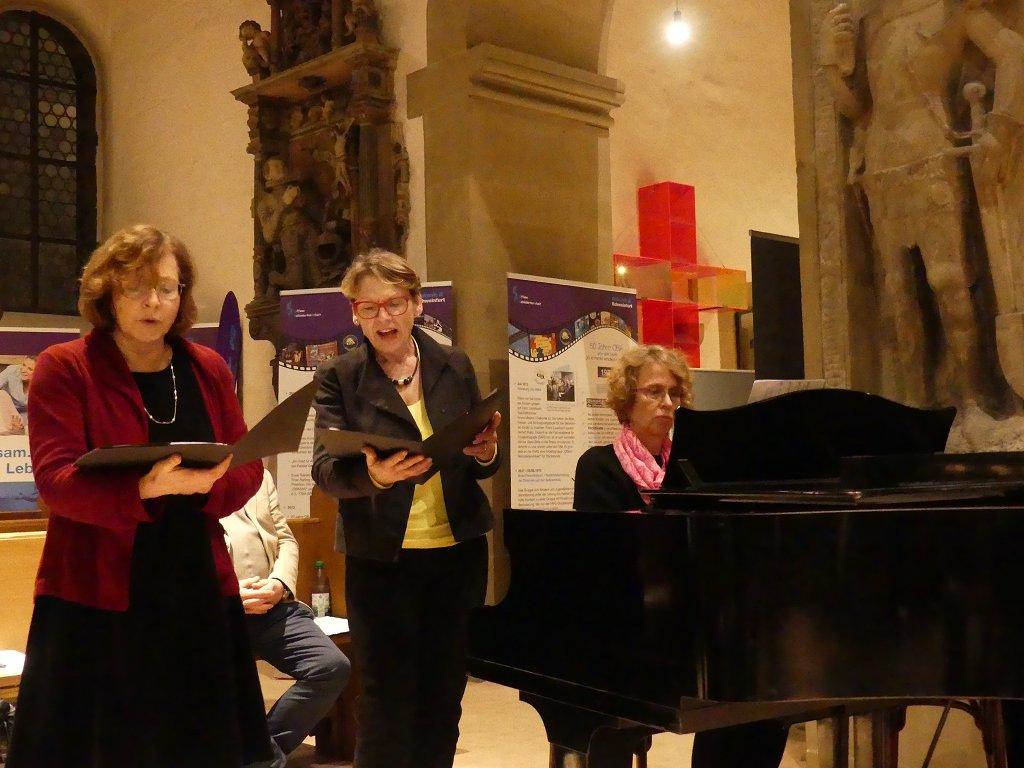 von links: Barbara Renger und Gisela Bruckmann (Gesang), Kerstin Vocke (Klavier)