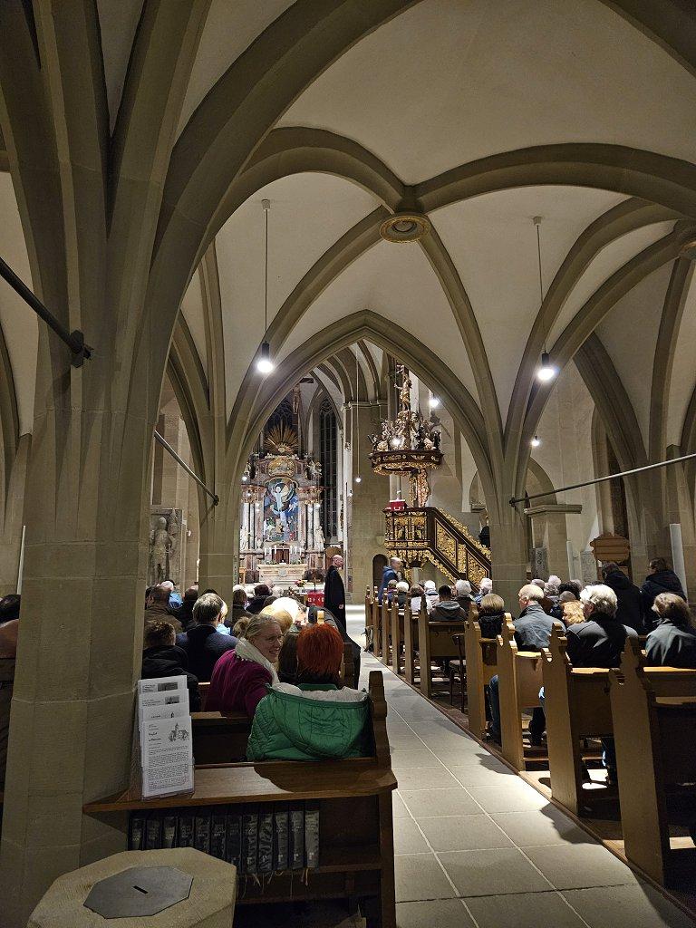 Die Kirche füllt sich zusehends