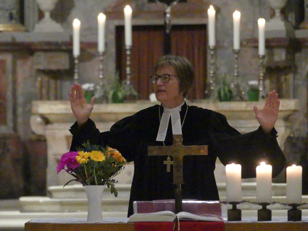 Regionalbischöfin Gisela Bornowski spendet den Segen am Ende des Gottesdienstes