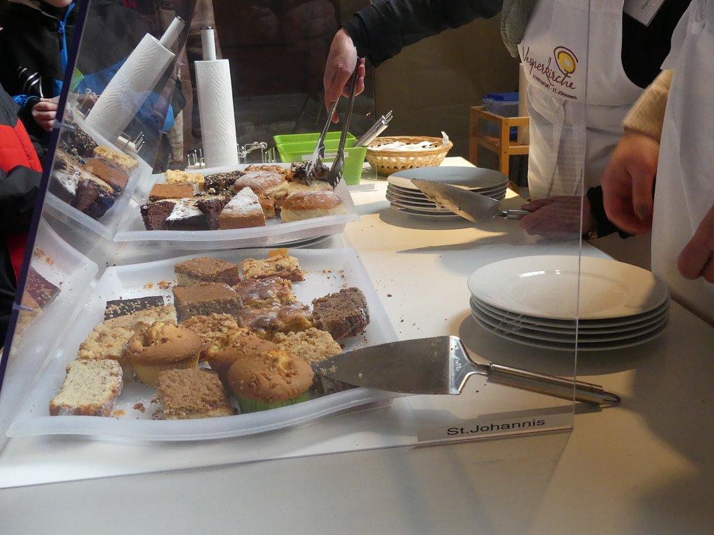 Ein Foto von der Kuchentheke mit vielen einzelnen Kuchenstücken auf Tellern